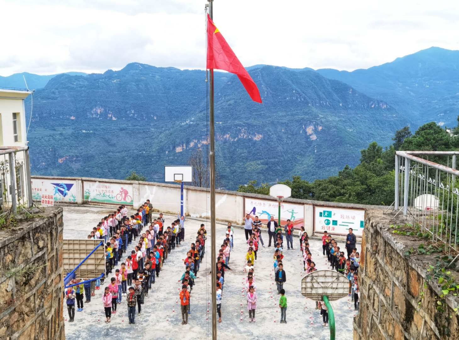 一份跨越1500公里的爱心 鼎和保险“金秋筑梦 情暖上学路”教育扶贫活动纪实