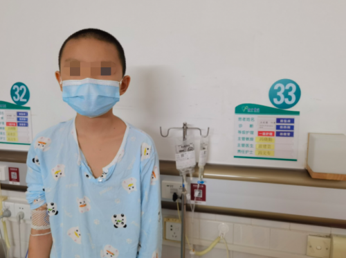 儿子白血病弟弟被炸伤，家中顶梁柱崩溃，水滴筹一万多爱心人士伸手相助